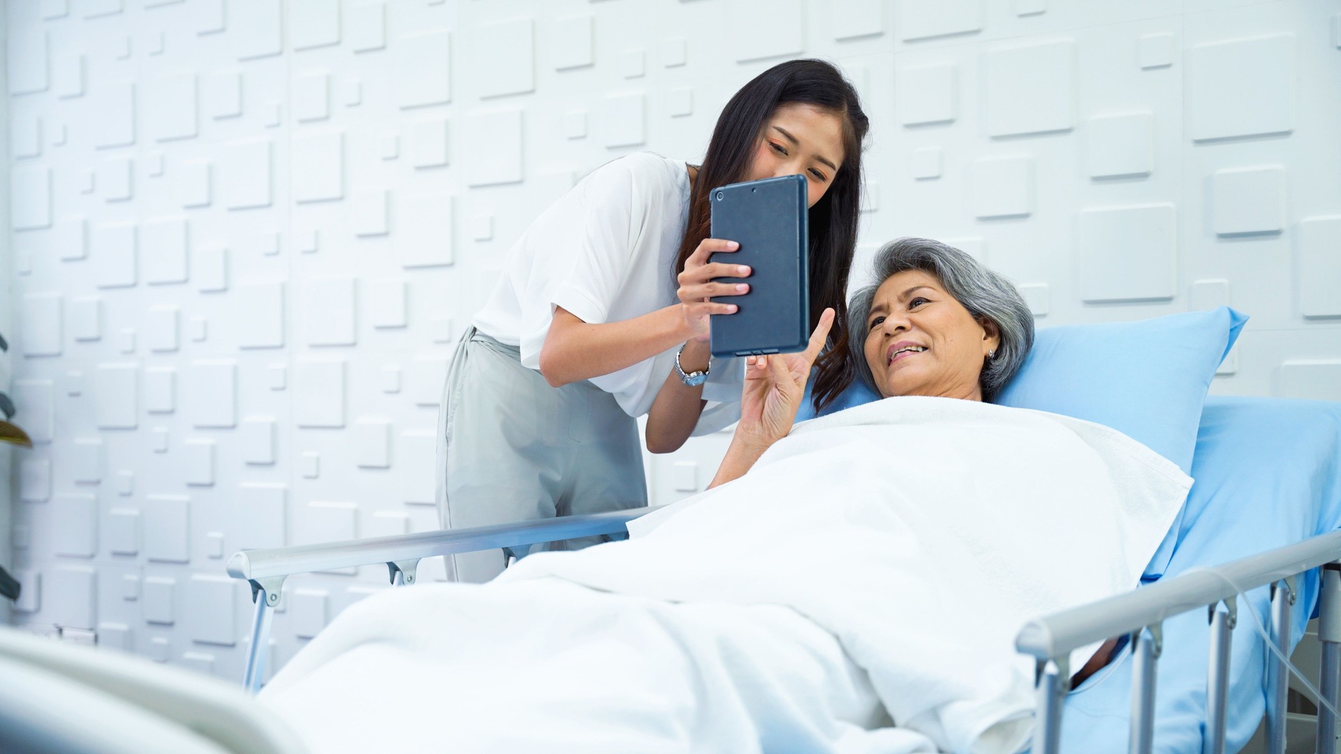 Elderly female patient and her daughter Video calling Update your symptoms to your family.